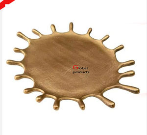 Plato de servicio de diseñador con acabado dorado de aluminio y metal dorado para restaurante y bar de hotel - Product Image 1