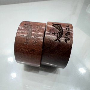 Anneaux de serviette en bois de manguier écologique vintage personnalisés à la main pour les mariages et les événements faits à la main en Inde - Product Image 1