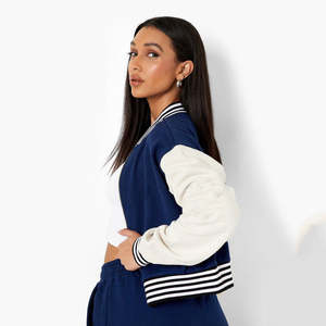 Veste universitaire en gros manches en cuir blanc couleur personnalisée veste en laine personnalisé femmes haut court 2024 avec des logos de patchs personnalisés - Product Image 3