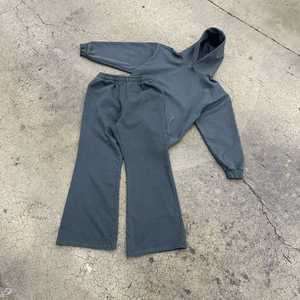 Ensemble de vêtements de détente de la sororité grecque Pantalon de survêtement évasé et tenue à capuche pour femme | Survêtement décontracté confortable pour le style universitaire - Product Image 1