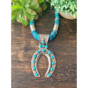 Collar Delbert Arviso Kingman de Turquesa y Plata de Ley con diseño de Herradura y Tufa Fundida con Engaste de Bisel, Regalo - Product Image 1