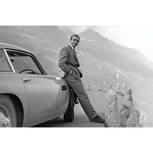Affiche Sean Connery & Aston Martin, collection James Bond, par James Bond, en tissu peigné avec fermeture à boutons - Product Image 1