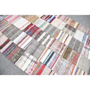 พรมปูพื้นลายต่อผ้าสไตล์ตุรกี ขนาด 5.5x7.5 ฟุต สีขาวลายตาราง วินเทจ ทำจากขนสัตว์ - Product Image 5