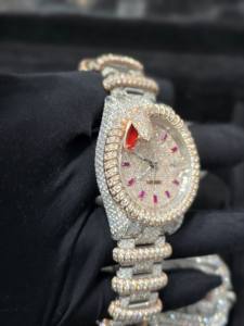 Montre pour homme de haute qualité, personnalisée, en acier inoxydable, avec date automatique, cadran romain serpent, diamant moissanite VVS, bicolore - Style luxueux - Product Image 2