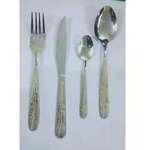 Juego de cubiertos de metal con mango de diseño dorado, juego de cubiertos de metal que refleja la sofisticación en cada detalle - Product Image 4