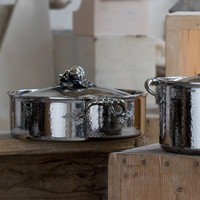 Casserole ronde argentée de luxe, finition moderne et brillante, parfaite pour la cuisine, le service de plats gastronomiques et la présentation de table
