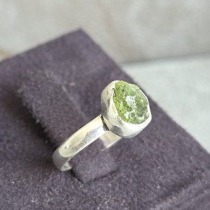 Anillo de Plata de Ley con Peridoto, Colección Boutique, para Oración y Devoción, Calidad Premium - Product Image 2