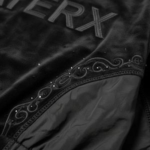 ชุดเซ็ทลำลองผู้หญิงแบบมีฮู้ด พิมพ์ลาย ผ้ากำมะหยี่ ปักลาย แต่งขาด ท็อปครอปทรงหลวม กางเกงจ็อกเกอร์ทรงหลวม สองชิ้น รับผลิตตามแบบ OEM - Product Image 5