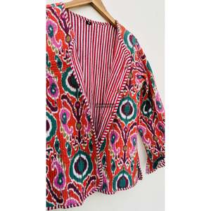 Manteau en coton matelassé bohème fait main, veste Kantha patchwork à capuche, col réversible, coupe courte personnalisée pour le printemps et l'automne pour femmes - Product Image 4
