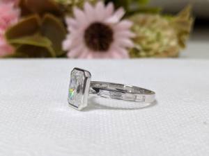 แหวนหมั้นสไตล์วินเทจประดับเพชรโมอิสซาไนต์ทรงเรเดียนท์คัท 2.50 กะรัต จาก Lurba Jewels พร้อมเพชรทรงบาแกตต์ด้านข้าง ตัวเรือนทองคำ 10K แท้ - Product Image 2