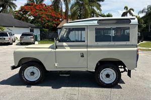 Land Rover 88 Série III Santana 1979 d'occasion en excellent état, boîte manuelle 4 vitesses, 4 roues motrices, version espagnole, restauration style d'origine - Product Image 2