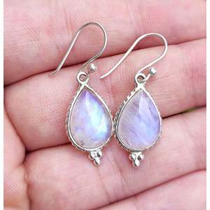 ต่างหูรูปหยดน้ำทำมือจากมูนสโตนสีรุ้ง เงินแท้ ของขวัญเครื่องประดับแฟชั่น - Product Image 3