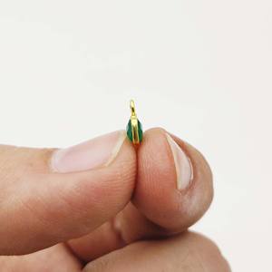 Breloque coussin émeraude, minuscule pendentif en pierre précieuse à facettes dans une lunette plaquée or pour breloques de boucles d'oreilles faites à la main et fabrication de bijoux - Product Image 5