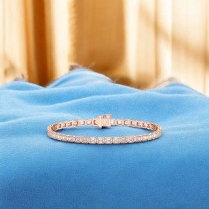 Pulsera con ajuste de bisel clásico de diamante de corte esmeralda de moissanita de 4,50 quilates de 925 quilates en plata elegante para ella - Product Image 3