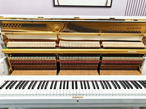 Piano Vertical Yamaha U1D de 88 Teclas, Acabado Blanco, Estilo Clásico, Teclas Contrapesadas, Montaje en Suelo, Tablero de Sonido de Madera Sólida - Product Image 3