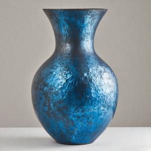 Florero azul envejecido OceanVerdant, busca interiores antiguos, jarrón de suelo de tono metálico, diseño Floral en relieve, decoración del hogar, declaración de acento - Product Image 1