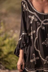 Hauts à épaules dénudées les plus tendance pour la plage Poncho à manches longues à volants pour femmes Boho brodé Tunique Tops - Product Image 6