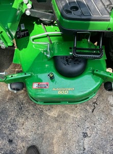 Tracteur John Deere 2025R 4x4, tondeuse utilitaire avec chargeur frontal E-Hydro 4 roues motrices, maintenant disponible à la vente - Product Image 5