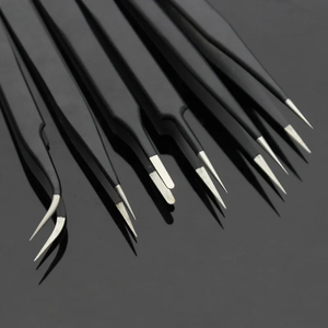 Pinzas duraderas y ligeras con agarre antideslizante que garantizan precisión y comodidad para las rutinas de belleza diarias. - Product Image 3