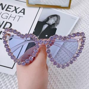 Gafas de sol de fiesta de metal y cristal con diamantes de imitación que elevan instantáneamente cualquier atuendo con un toque elegante y de alta costura. - Product Image 2