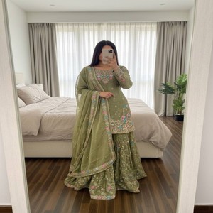 Costume Sharara en soie de designer VASTRA COTTAGE avec travail de séquence de fils, rivets, motif Moti, haut cousu, Sharara, Dupatta, tenue de fête festive - Product Image 1