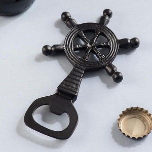 Ouvre-bouteille élégant en fonte rustique avec un aspect antique décoratif parfait pour les salons, les cuisines et les intérieurs de ferme - Product Image 2