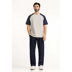 เสื้อยืดคอตตอน 100% รุ่น Relax Fit MN-TS-SS26-008-A ผ้าเจอร์ซีย์อัดแน่น น้ำหนัก 300 กรัม ลายเรียบ แขนเสื้อแบบแร็กแลน แต่งขอบตัดสี - Product Image 4