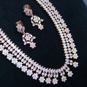 Pocket Friendly Quality AD & CZ Trending unique Collier en laiton élégant Argent et perle pour les mariées Mariages Fournisseur Produits en vrac - Product Image 1