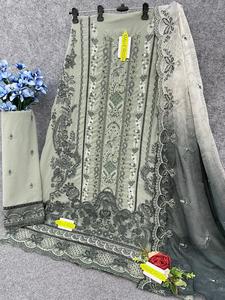 Traje pakistaní de alta demanda con texturas ricas en telas en capas para un uso lujoso a precio mayorista - Product Image 5