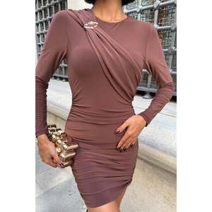 Robe moulante confortable à silhouette fourreau 2913, avec détails accessoires et taille naturelle froncée - Product Image 2