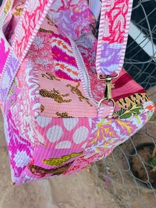 Bolsa de Viaje de Fin de Semana Acolchada de Algodón Rosa de Lujo, Diseño de Patchwork Hecho a Mano, Bolsa de Maquillaje Pequeña para la Playa o para Pasar la Noche, Reutilizable para Mujer - Product Image 4