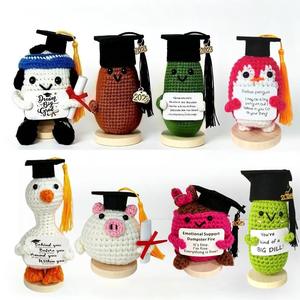 Poupées en fil au crochet pour la saison des diplômes, à énergie positive, avec chapeau de doctorat, motifs avocat, requin, concombre, citrouille et animaux de dessin animé - Product Image 1