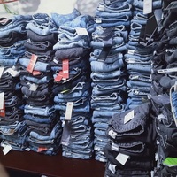 Vêtements excédentaires de marque originale de qualité supérieure lot de stock de vêtements expédition d'usine annuler le surstock de pantalon en denim pour hommes et garçons