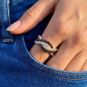 Bague croisée moderne en or rose 18 carats avec diamants noirs et blancs, motif torsadé et pavé, cadeau de luxe pour femme - Product Image 3