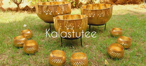 Bellamente diseñado Lotus Shape Metal Uruli Set Stand Small Votives Color dorado Festival de Navidad Diseño vintage hecho a mano - Product Image 2