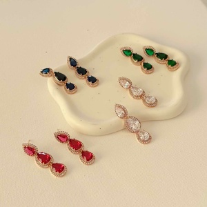 Boucles d'oreilles élégantes en forme de larme en zircon plaqué or 14 carats mariage style romantique 4 couleurs disponibles bijoux à la mode - Product Image 1