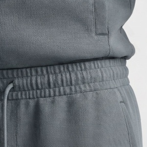 Ensemble de survêtement élégant pour homme, alliant un look sportif et un matériau durable, idéal pour les séances de fitness, les journées décontractées, le jogging et les activités sportives. - Product Image 5