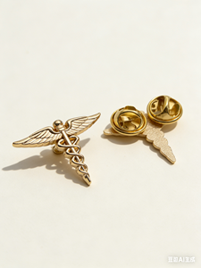 Épinglette en métal plaqué or avec symbole médical Caducée - Badge personnalisé pour médecins, infirmières et professionnels de santé - Product Image 2