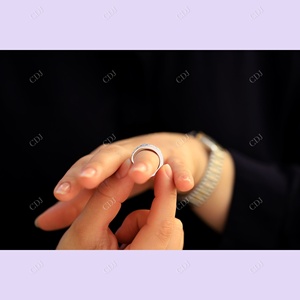 Diamant Moissanite VVS taille ronde certifié GRA or blanc 14 carats Art déco empilable à la main alliance et bague de fiançailles uniques - Product Image 2