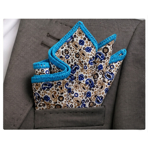 Pañuelo de bolsillo hecho a mano con borde de paisley azul y marrón, ideal para blazers y trajes. - Product Image 1