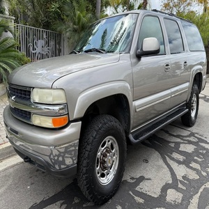 Chevrolet Suburban 2500 LT 4x4 propre et bien entretenue de 2004 - Product Image 1