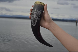 Corne à boire viking sculptée, nouvelle conception, avec logo, authentique, sans fuites, sans danger pour les aliments, par Tradebit - Product Image 3
