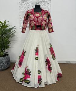 Chinon brodé Lehenga Choli avec détail de séquence, tenue ethnique complète avec Dupatta pour des occasions spéciales - Product Image 3