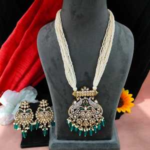 Ensemble de pendentifs en zircon victorien et perles de travail Charme vintage Sophistication intemporelle Idéal pour les mariages et les occasions festives - Product Image 2