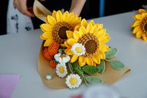 Ramo de Girasoles Hecho a Mano con Ganchillo, Ramo de Ganchillo para el Día de la Madre, San Valentín, Navidad, Ramo de Ganchillo Hecho a Mano para Días Festivos - Product Image 2