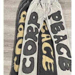Survêtement d'automne personnalisé respirant coupe ample pour homme, style streetwear, avec patchs déchirés et patchwork, comprenant un sweat à capuche épais et un pantalon de survêtement - Product Image 5