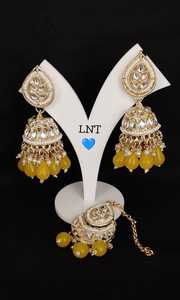 DERNIÈRE CONCEPTION INDIENNE TRADITIONNELLE ET À LA MODE AVEC BOUCLES D'OREILLES EN PERLES BOUCLES D'OREILLES CHANDELIER ENSEMBLE MANGTIKKA POUR FEMMES ET FILLES - Product Image 5