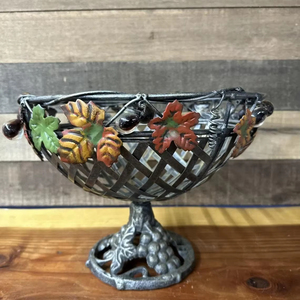 Tazón Decorativo Plateado con Base y Diseño de Hojas Coloridas para Mostrador de Cocina, Exhibición de Frutas o Uso Diario, de la India - Product Image 1