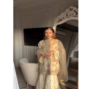 เสื้อผ้าคุณภาพพรีเมียมสำหรับเทศกาลอีด ดีไซน์ทันสมัย ประดับด้วยงานปักเลื่อม พร้อมกางเกงพลาซโซและผ้าคลุมไหล่ - Product Image 1