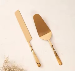 Ensemble couteau à gâteau et serveur en laiton doré, idéal pour les fêtes et les événements de gâteaux de mariage - Product Image 1